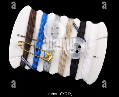 Viaggiare un kit da cucito, isolato su sfondo nero. Foto Stock