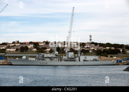 F238 Northumberland a Royal Navy Frigate al fianco di Devonport Royal Dockyard Plymouth Regno Unito Foto Stock