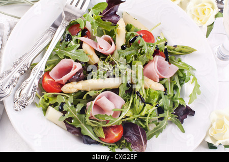 Insalata di rucola con punte di asparagi e prosciutto Foto Stock