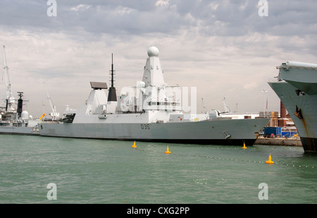 HMS Dragon tipo 45 cacciatorpediniere classe a fianco della nave RN Dockyard Portsmouth Inghilterra REGNO UNITO Foto Stock