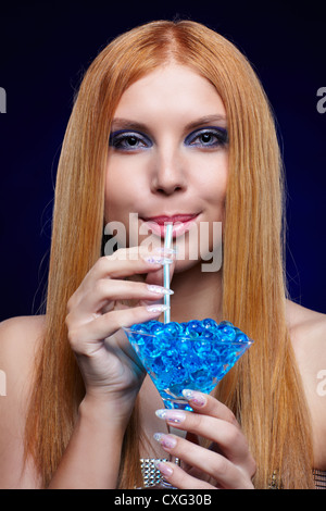 Redhead ragazza con sfere di gel Foto Stock