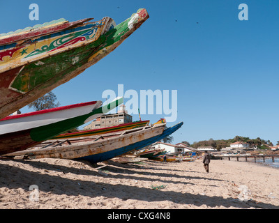 Barche a remi e da pesca sulla spiaggia dell'isola di Albreda, Gambia, Africa occidentale Foto Stock