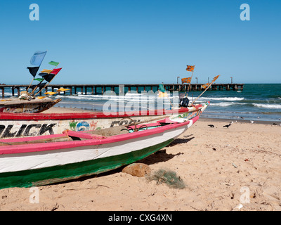 Canottaggio e barche di pescatori sulla spiaggia di Albreda Isola, Gambia, Afrtica Foto Stock