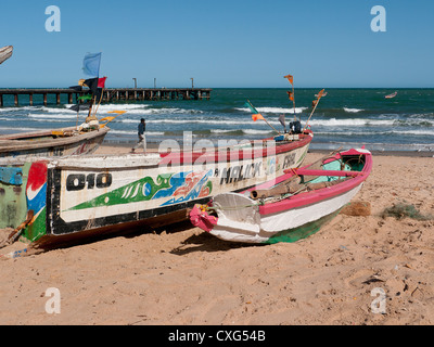 Barche a remi e da pesca sulla spiaggia dell'isola di Albreda, Gambia, Africa occidentale Foto Stock