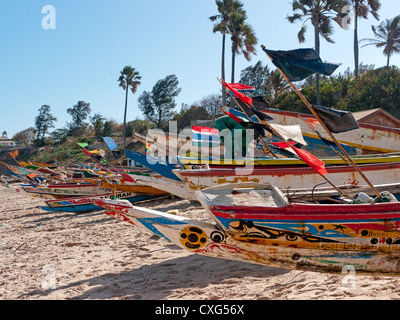 Canottaggio e barche di pescatori sulla spiaggia di Albreda Isola, Gambia, Africa Foto Stock