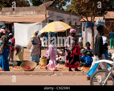 Acquirenti in un mercato locale a Serekunda, Banjul, la Gambia, Africa occidentale Foto Stock