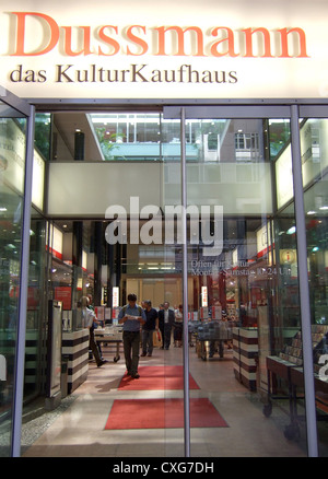 Berlino, ingresso al KulturKaufhaus Dussmann Foto Stock