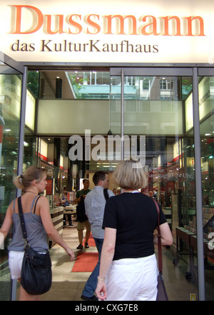 Berlino, ingresso al KulturKaufhaus Dussmann Foto Stock