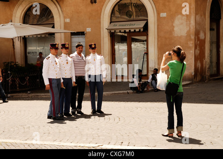 Vedute di Roma antica e la Piazza Navona con le tre fontane di fotografare i soldati italiani. Foto Stock