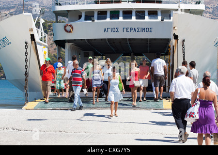 I passeggeri in partenza Inter Island Ferry a Argostoli Cefalonia port.Grecia Foto Stock