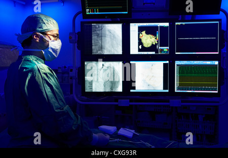 Cardiologo di Berlino prima controlla un avanzato clinica cardiologia Foto Stock