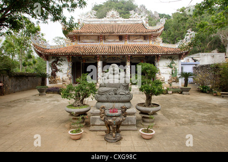 Il Vietnam statua del Buddha di fronte ad una pagoda vietnamita Foto Stock