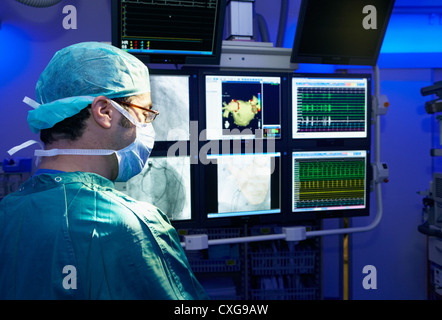 Cardiologo di Berlino prima controlla un avanzato clinica cardiologia Foto Stock