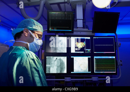 Cardiologo di Berlino prima controlla un avanzato clinica cardiologia Foto Stock