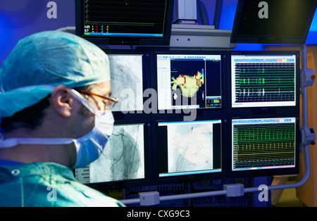 Cardiologo di Berlino prima controlla un avanzato clinica cardiologia Foto Stock