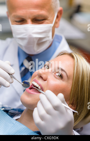 Denti bianchi donna paziente al dentista di prevenzione del degrado Foto Stock