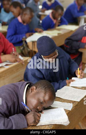 Kenya, Naro Moru, agli studenti di scrivere in classe Foto Stock