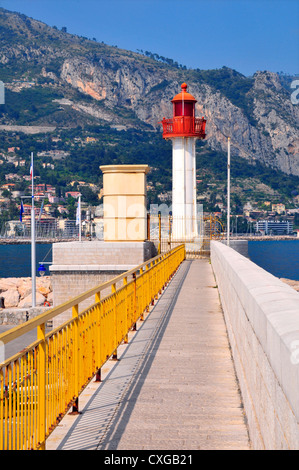 Faro di Menton sulla costa azzurra, regione Provence, dipartimento Alpes Maritimes Foto Stock