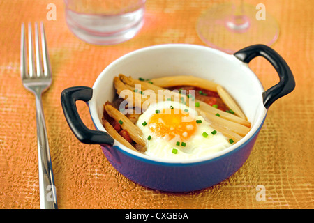 Uova con gli asparagi. Ricetta disponibile. Foto Stock