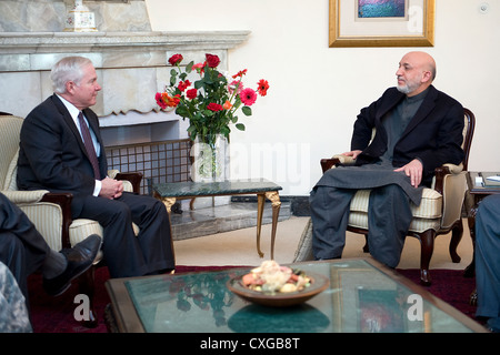 Il Segretario alla difesa degli Stati Uniti Robert Gates incontra il presidente dell'Afghanistan, Hamid Karzai Marzo 8, 2010 a Kabul, Afghanistan. Foto Stock