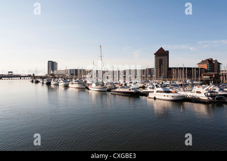 Ampio angolo di visualizzazione di righe di imbarcazioni ormeggiate nel porto turistico di Swansea, Galles del Sud Foto Stock