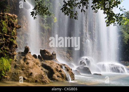 Cascata artificiale nel Parc de la Colline du Chateau - Nizza, Francia Foto Stock