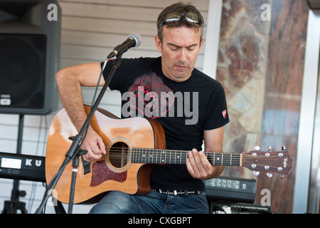 LAS PALMAS SPAGNA-Settembre 29, 2012: la nuova banda Diskonectid, dalle isole Canarie, durante un concerto presso il bar con musica Foto Stock