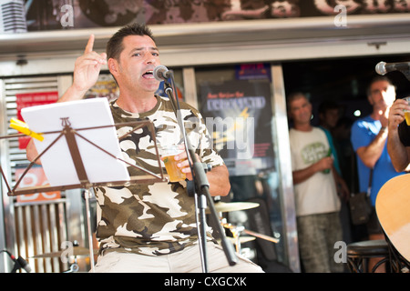 LAS PALMAS SPAGNA-Settembre 29, 2012: la nuova banda Diskonectid, dalle isole Canarie, durante un concerto presso il bar con musica Foto Stock