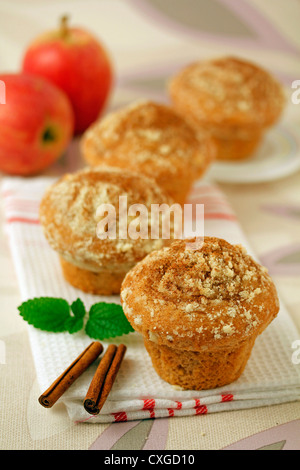 Muffin con mela e cannella. Ricetta disponibile. Foto Stock