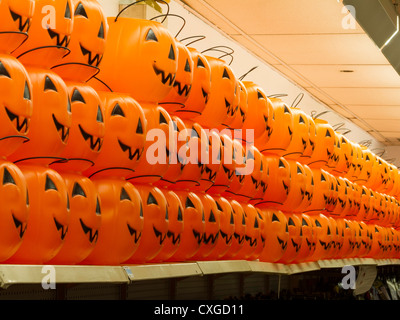 Display di Halloween di Jack O lanterne "Dolcetto o scherzetto" benne, STATI UNITI D'AMERICA Foto Stock