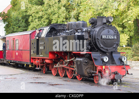 Locomotiva a vapore la trazione di un treno passeggeri. La Molli bahn a Bad Doberan - Germania Foto Stock