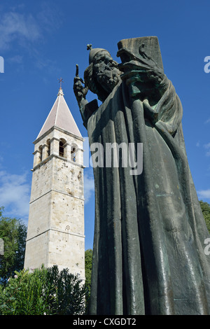 Statua del Vescovo Gregorio di Nintrovic e torre campanaria, Split, Split-Dalmatia County, Croazia Foto Stock