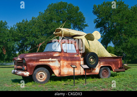 Stato pesce'en, acciaio saldati utilizzando scultura vecchio camioncino, da Joe Barrington, Hanna molle giardino di sculture in Lampasas Texas Foto Stock