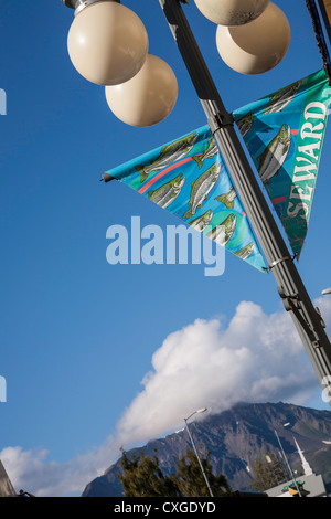 Lampione e Banner sulla Quarta Avenue, Seward, AK, STATI UNITI D'AMERICA Foto Stock