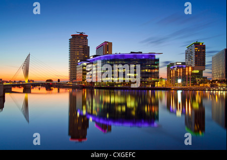 Inghilterra, Greater Manchester, Salford Quays, Media City e ponte di sospensione al crepuscolo Foto Stock