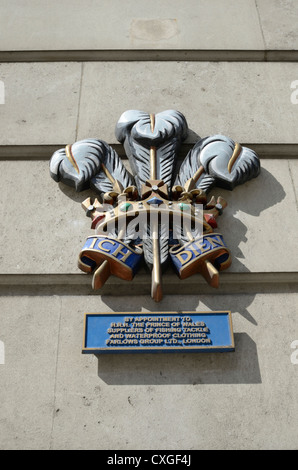 Il Principe di Galles piume del badge fuori un negozio di Pall Mall a Londra, Inghilterra Foto Stock
