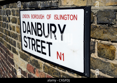 Danbury Street N1 strada segno su un muro di mattoni, Islington, Londra, Inghilterra Foto Stock