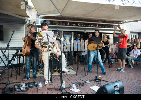 LAS PALMAS SPAGNA-Settembre 29, 2012: la nuova banda Diskonectid, dalle isole Canarie, durante un concerto presso il bar con musica Foto Stock