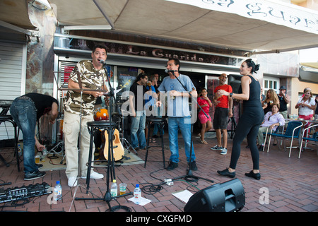 LAS PALMAS SPAGNA-Settembre 29, 2012: la nuova banda Diskonectid, dalle isole Canarie, durante un concerto presso il bar con musica Foto Stock