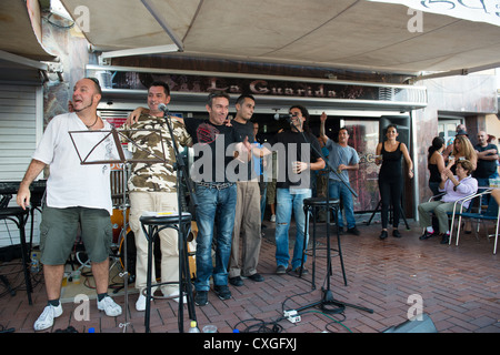 LAS PALMAS SPAGNA-Settembre 29, 2012: la nuova banda Diskonectid, dalle isole Canarie, durante un concerto presso il bar con musica Foto Stock