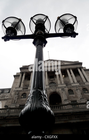 Un cupo basso angolo vista di lampioni stradali e la parte anteriore della Bank of England Threadneedle Street London, England Regno Unito Foto Stock