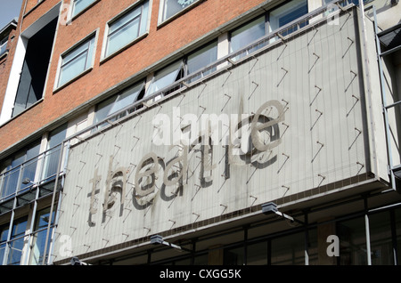 ' Teatro' firmare al di fuori del quartiere di Soho Theatre in Dean Street, Londra, Inghilterra Foto Stock