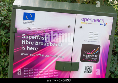 BT Openreach Superfast segno a banda larga su una giunzione telefonica armadio. Foto Stock