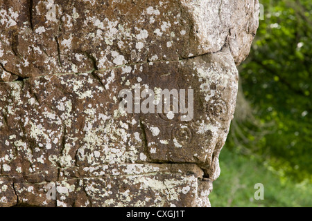 Cup e intagli ad anello in una scogliera a strapiombo sul fiume Coquet a Morwick in Northumberland Foto Stock