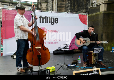 Il Public House orchestra suonava in Royal Mile di Edimburgo, Scozia, durante il Festival Fringe. Foto Stock