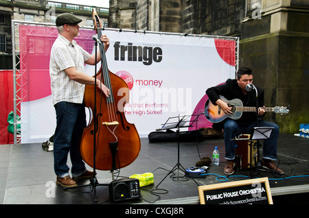 Il Public House orchestra suonava in Royal Mile di Edimburgo, Scozia, durante il Festival Fringe. Foto Stock