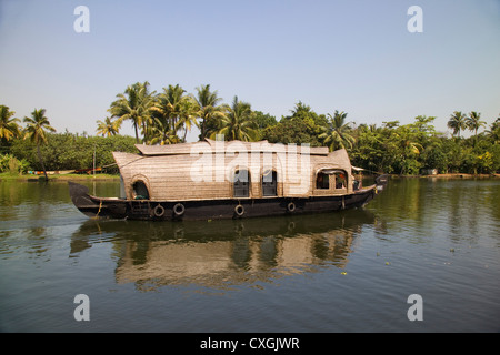 Casa Tradizionale in barca a vela lungo il canale in lagune nei pressi di Alleppey, Kerala, India. Foto Stock