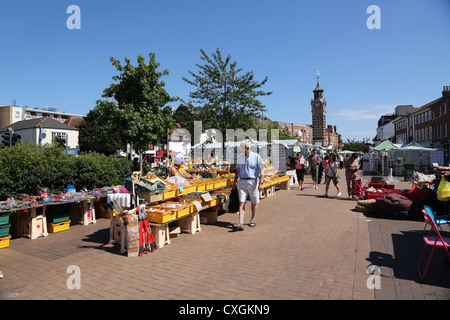 Surrey England People Shopping al Mercato di Epsom Foto Stock