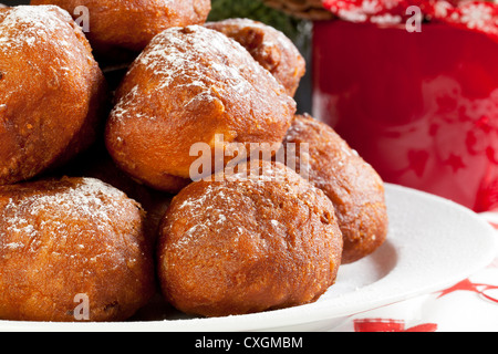 Oliebollen, simile a ciambella fori, una tradizione dolcezza nei Paesi Bassi intorno a Natale Foto Stock