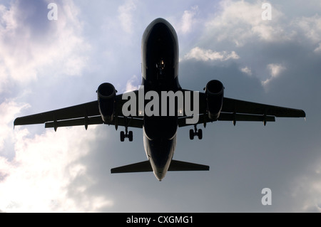 Jet in avvicinamento finale in aeroporto stagliano contro sky e con undercarrige verso il basso Foto Stock